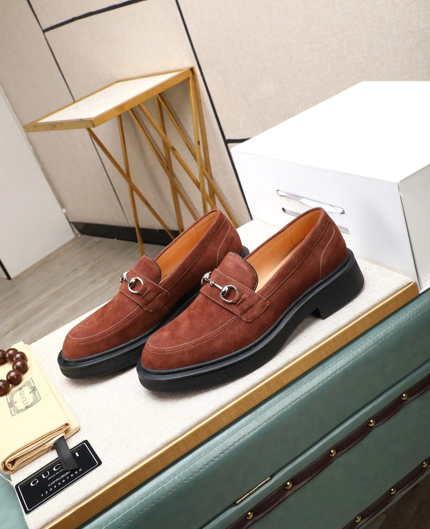 Men's shoes 💰520 (high-end, all cowhide) GUCCI high-end formal leather shoes, original imported fabrics from Italy, cowhide lining, original hardware. I believe you will be struck by it from the first moment you see it. The avant-garde atmosphere can no longer fully interpret its elegance. AAA grade rubber outsole, super comfortable. The original counter last guarantees its original version and quality. The simple upper ensures its comfort and breathability. A pair of truly good shoes has its own unique soul, famous quality, regular size 38-44 (45 customized)